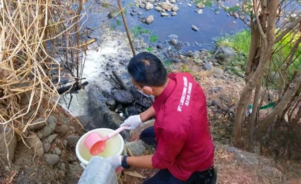 Limbah Pabrik Cemari Sungai Welang Kabupaten Pasuruan