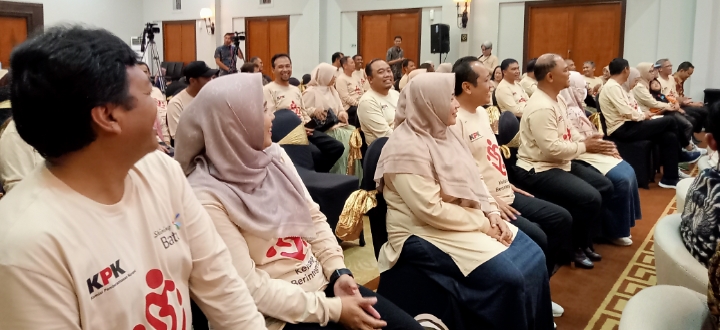 Pasangan Anggota DPRD Kota Batu Dapat Bimtek Anti Korupsi