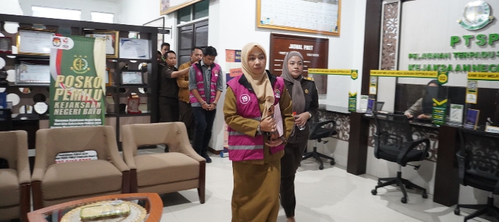 Kasus Puskesmas Bumiaji Berlanjut, Kadinkes Batu Kenakan Rompi Tahanan