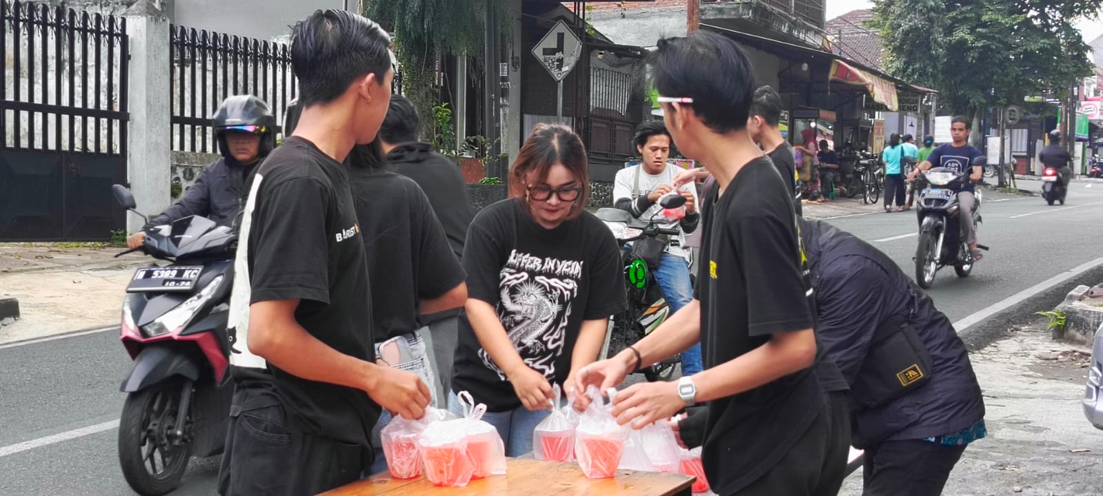 Komunitas Seduluran Saklawase Continue Bagikan Iftar Hingga Hari ke 24 Ramadan