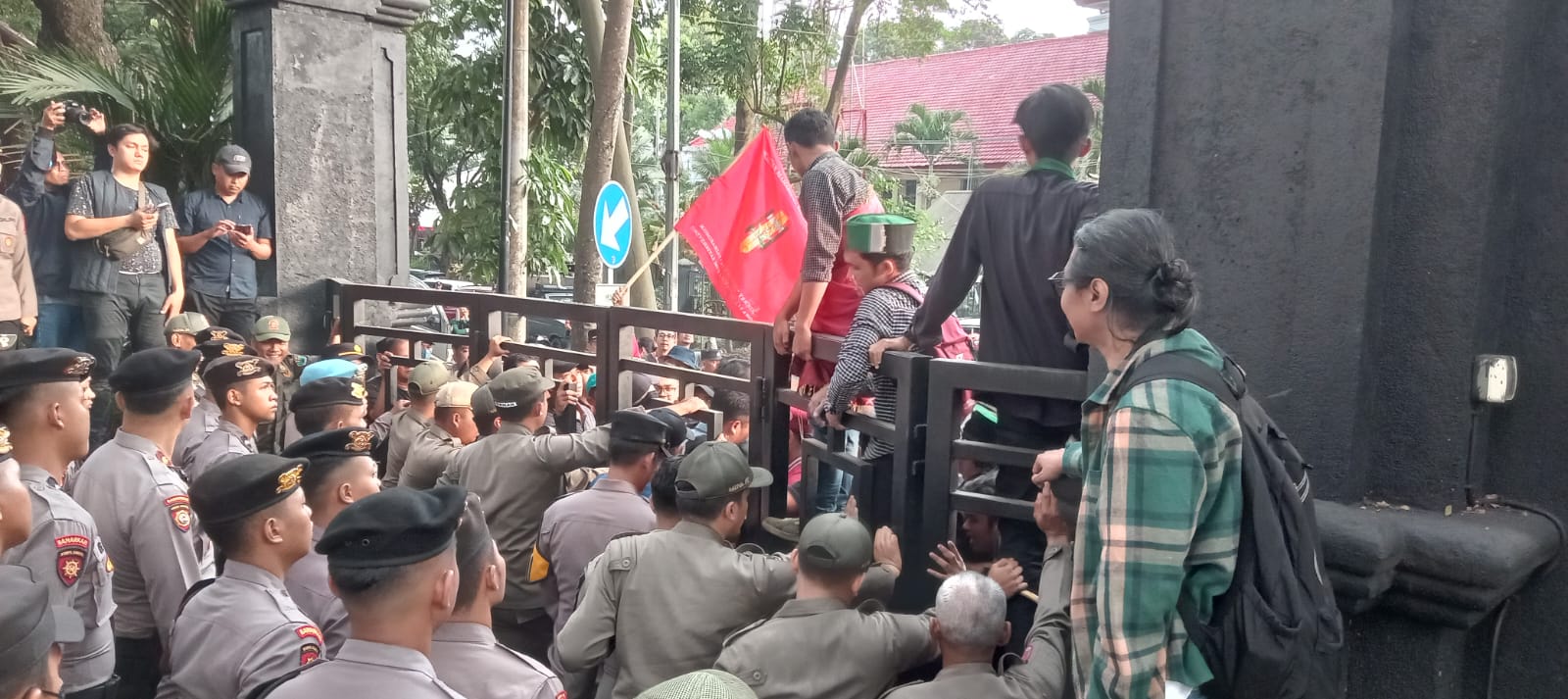 In Memoriam Reformasi 1998, Ratusan Demonstran Kritisi Presiden Jokowi