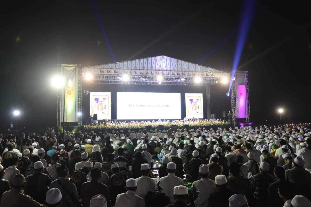 Haul ke-10 Pendiri Majelis Riyadul Jannah, Lautan Manusia di Kota Batu
