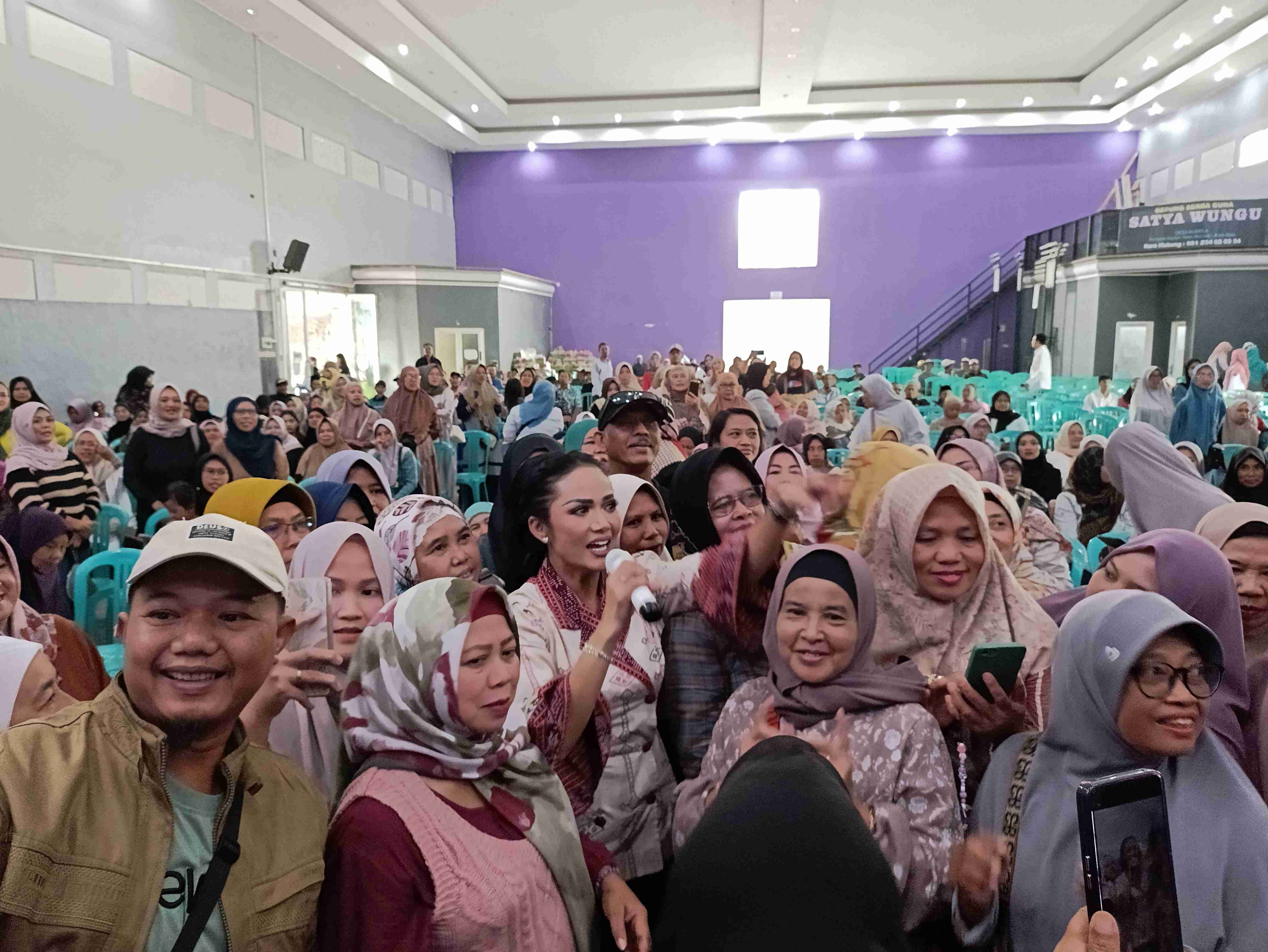 Sosialisasi Telemedicine di Desa Bumiaji, Kris Dayanti Kawal Masyarakat Sehat
