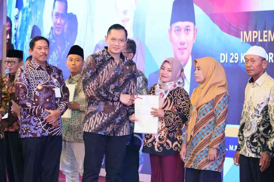 Cegah Potensi Kejahatan Pertanahan, AHY Resmikan Implementasi Sertipikat Tanah Elektronik di Provinsi Jawa Tengah