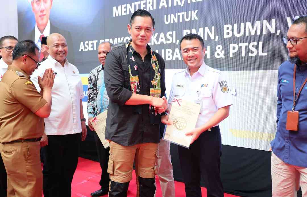 Serahkan Sertipikat Tanah Elektronik di Kota Bekasi, AHY Apresiasi Kolaborasi Kantor Pertanahan dengan Pemerintah Kota