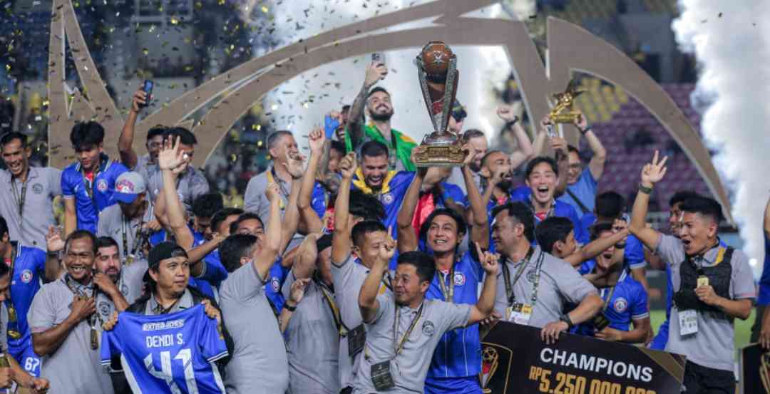 Hadiah Piala Presiden Disalurkan Arema FC Kepada Keluarga 135 Korban Tragedi Kanjuruhan