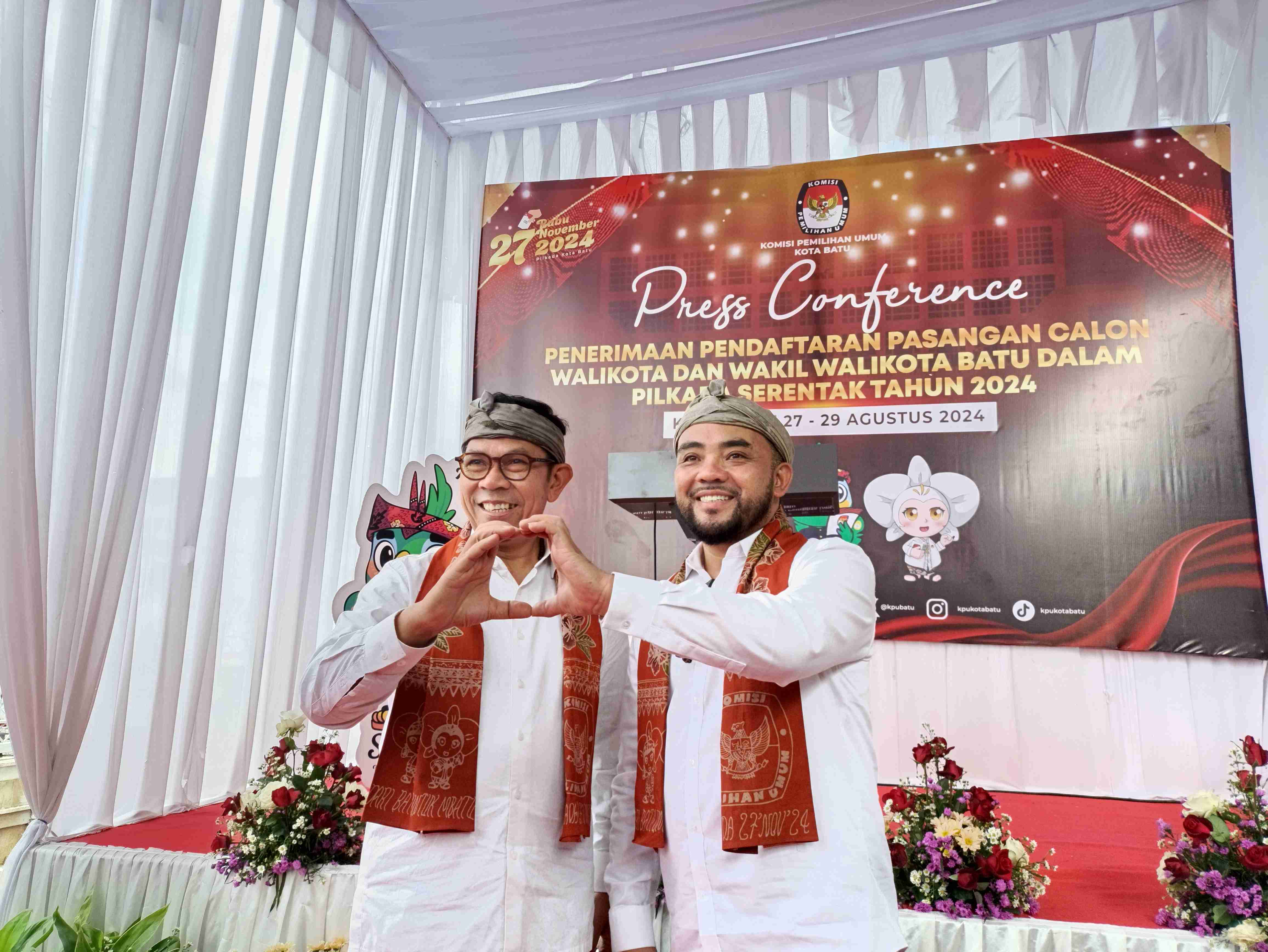 Koalisi Wong Batu Antar Cak Nur dan Mas Heli Daftar ke KPU