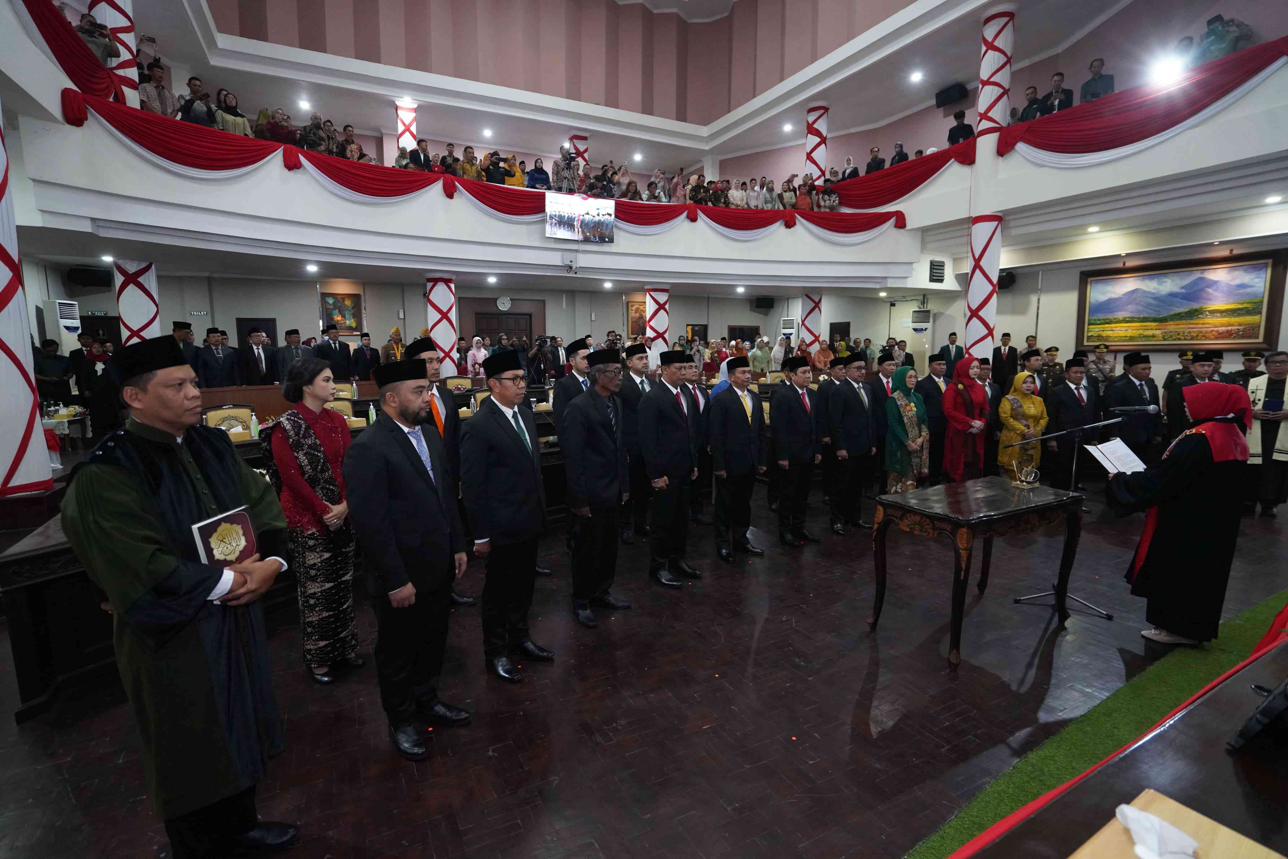 Tanpa Pemaparan Kinerja Periode Sebelumnya, 30 Anggota DPRD Kota Batu Dilantik