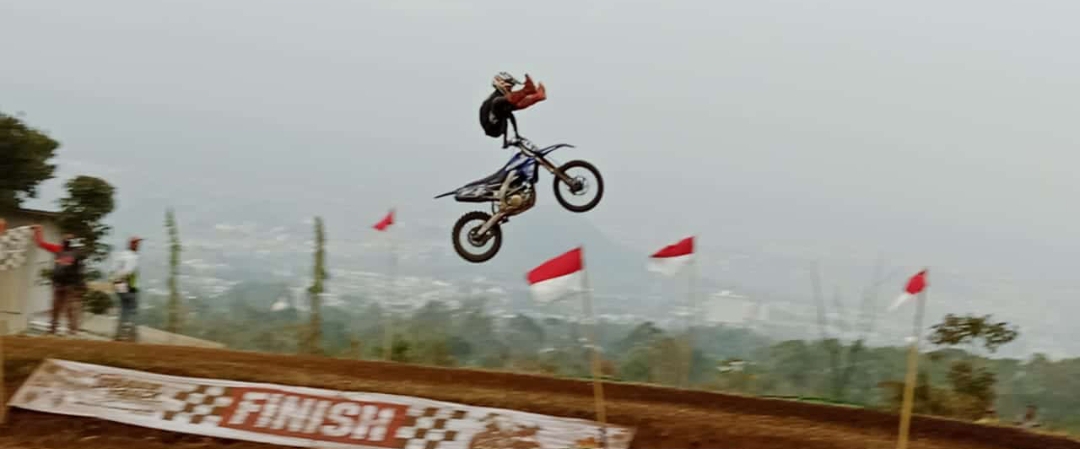 KWB Grass Track Motorcross Championship Kejurprov Motorcross Jawa Timur 2024 di Kota Batu Meledak