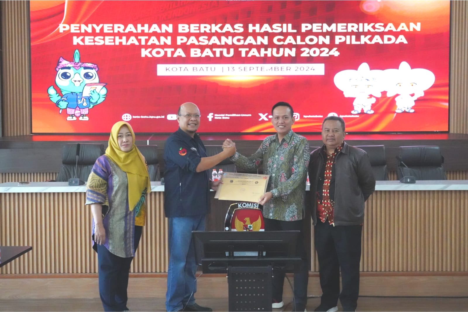 KPU kota Batu terima hasil pemeriksaan kesehatan dari RS Karsa Husada, semua Bapaslon dinyatakan memenuhi syarat. Jum’at (13/9/2024). (Humas KPU for JN)