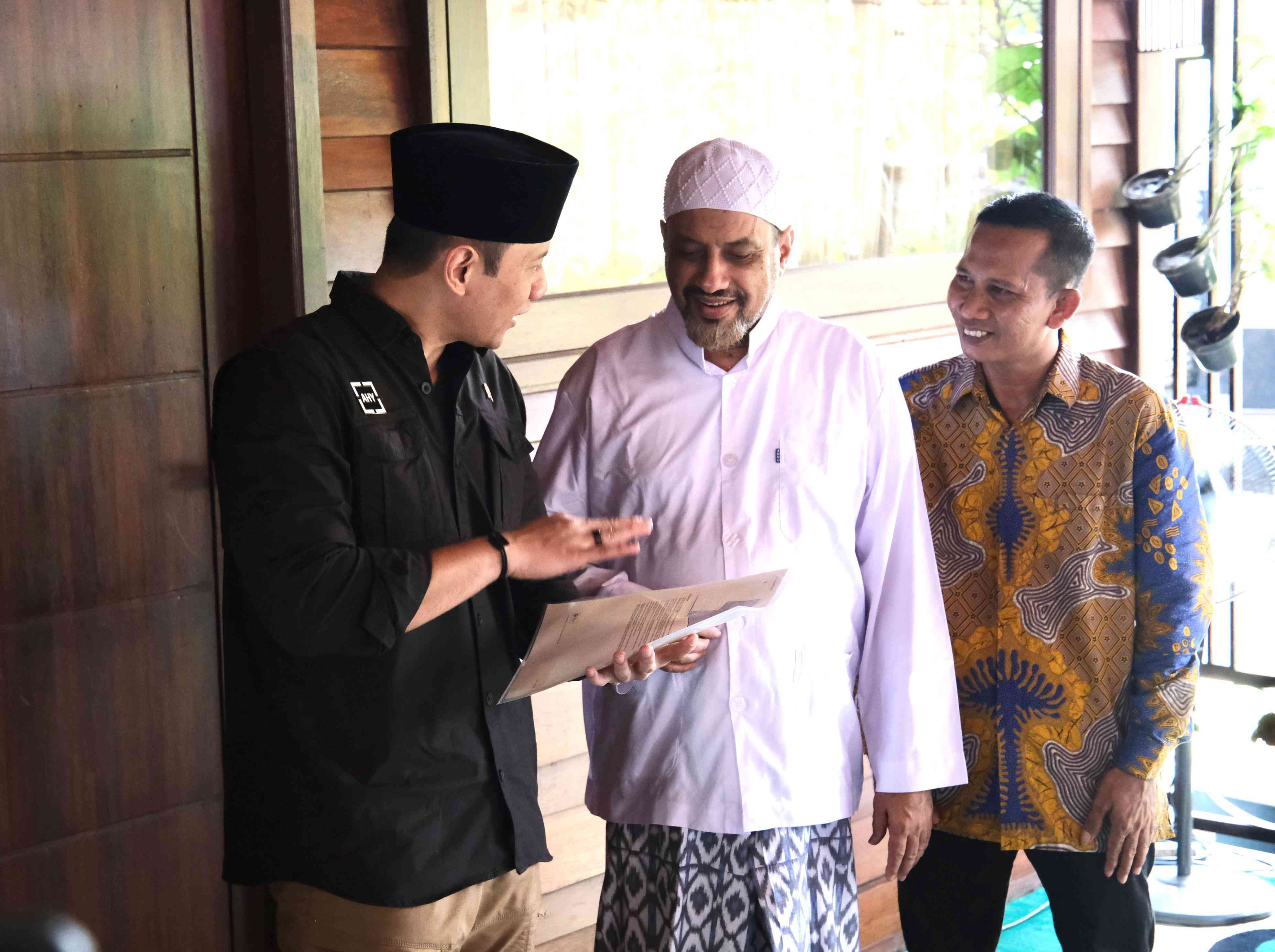 AHY Terimakan Sertipikat Musala Purba di Pasuruan