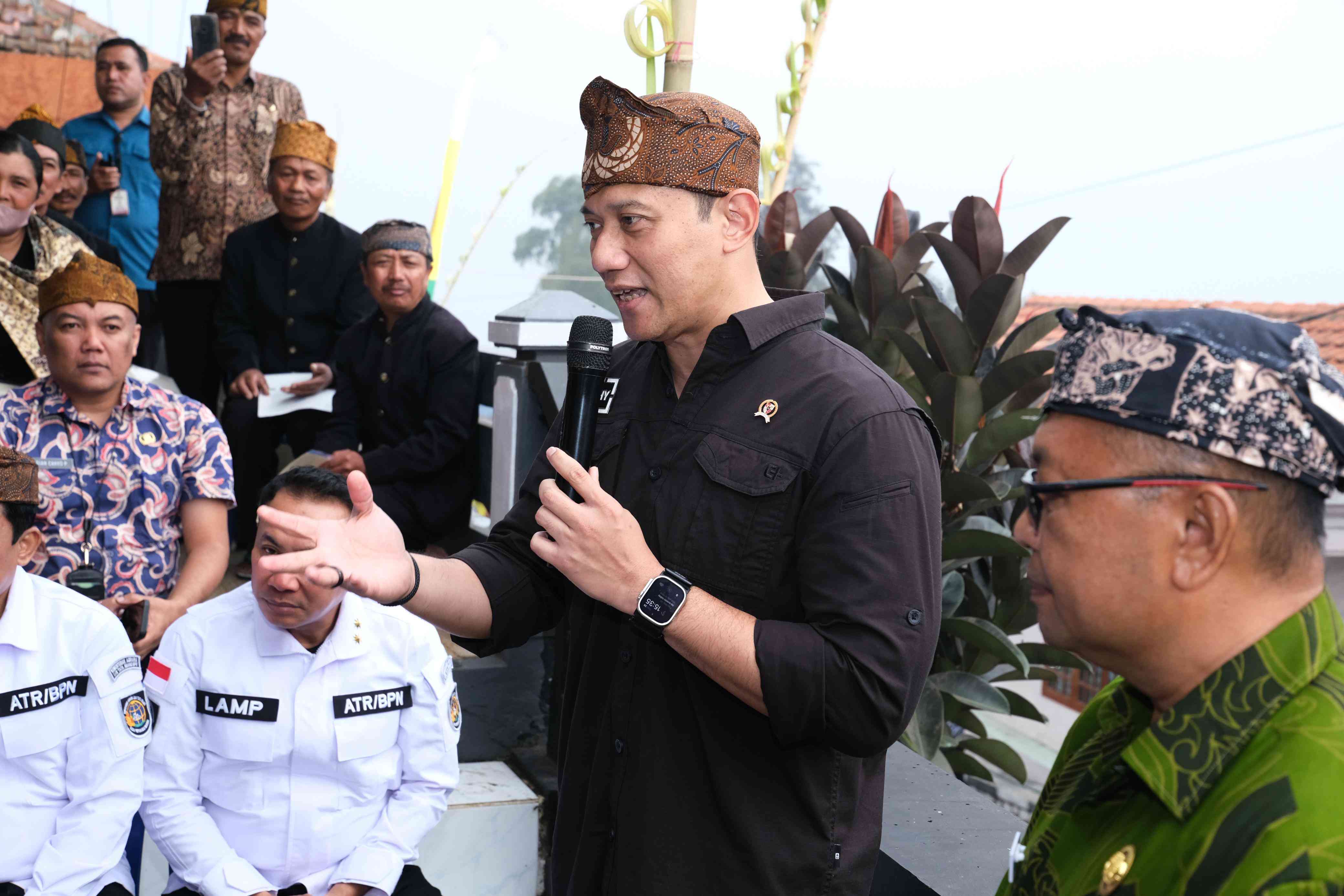 UMKM Pariwisata Dikembangkan AHY di TN Bromo Dengan penyerahan sertipikat tanah elektronik
