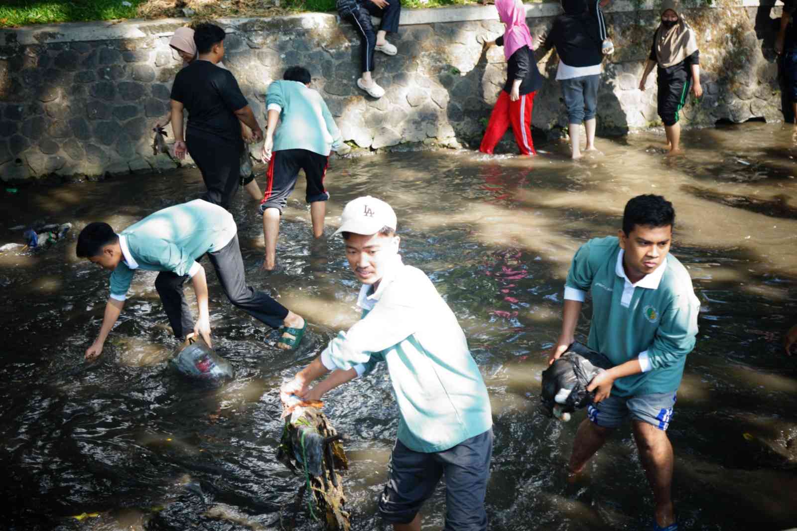 Restorasi Lingkungan, Ratusan Unsur UIN Maliki Malang Bersihkan Sampah dari Sungai