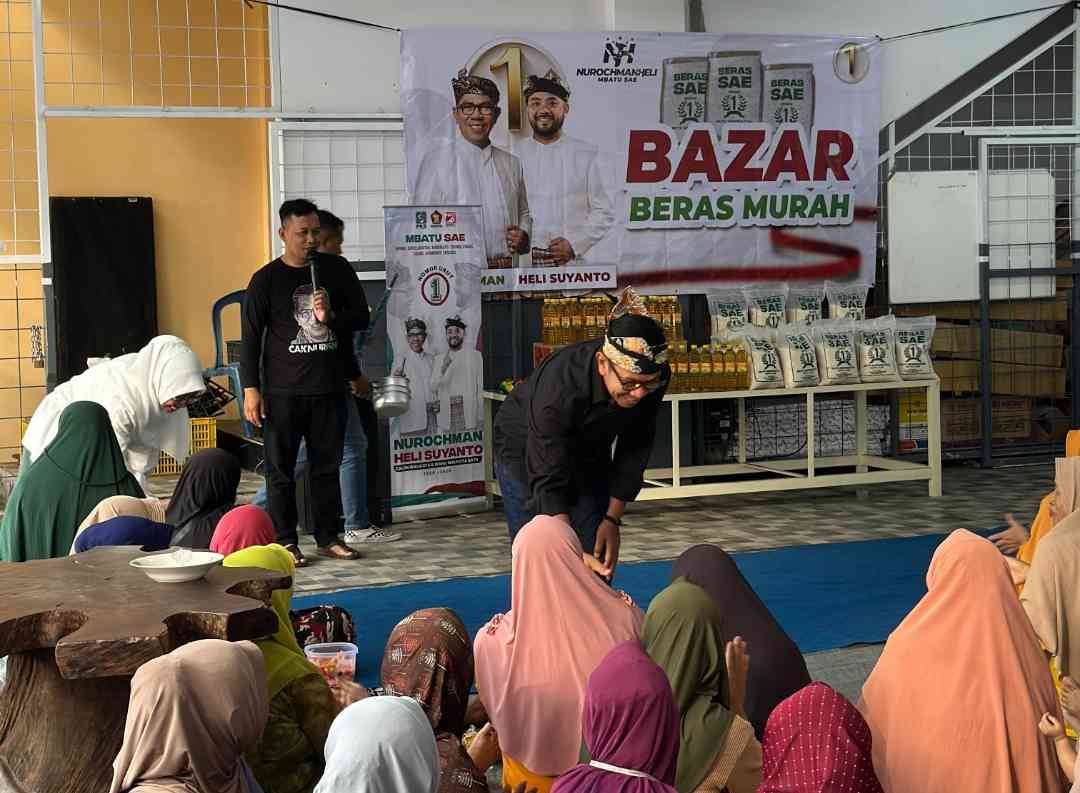 Masyarakat Kota Batu Tebus Murah Sembako Persembahan Cak Nur dan Mas Heli