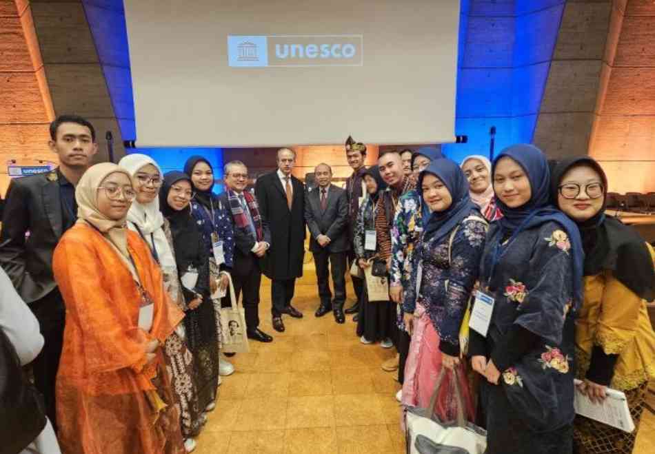 Tari Tradisional Indonesia Ditampilkan Mahasiswa UIN pada Peringatan 100 Tahun AA Navis di Prancis