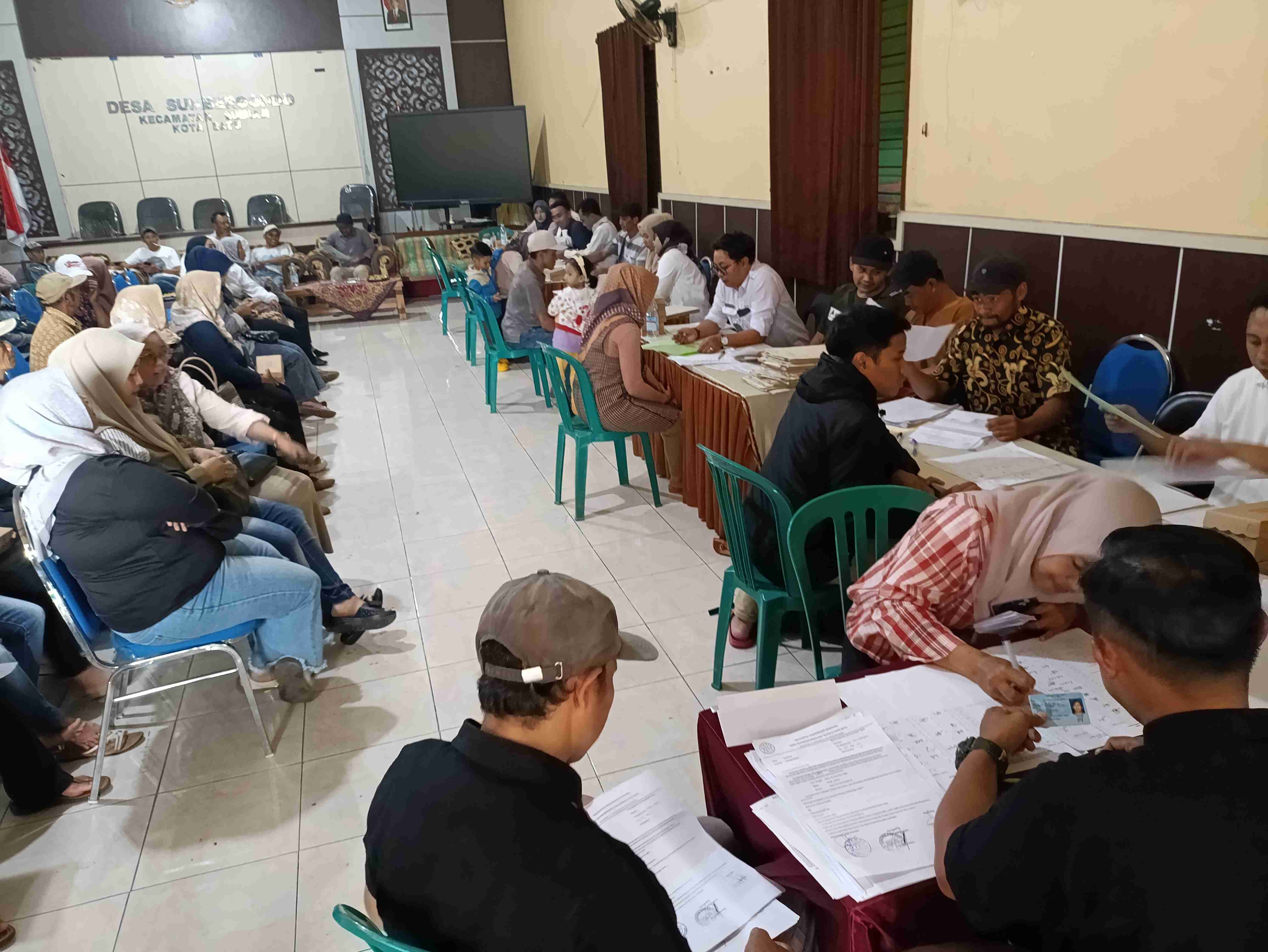 Masyarakat Desa Tulungrejo menerima sertipikat elektronik setelah pengajuan PTSL. Rabu (20/11/2024). (ADV)