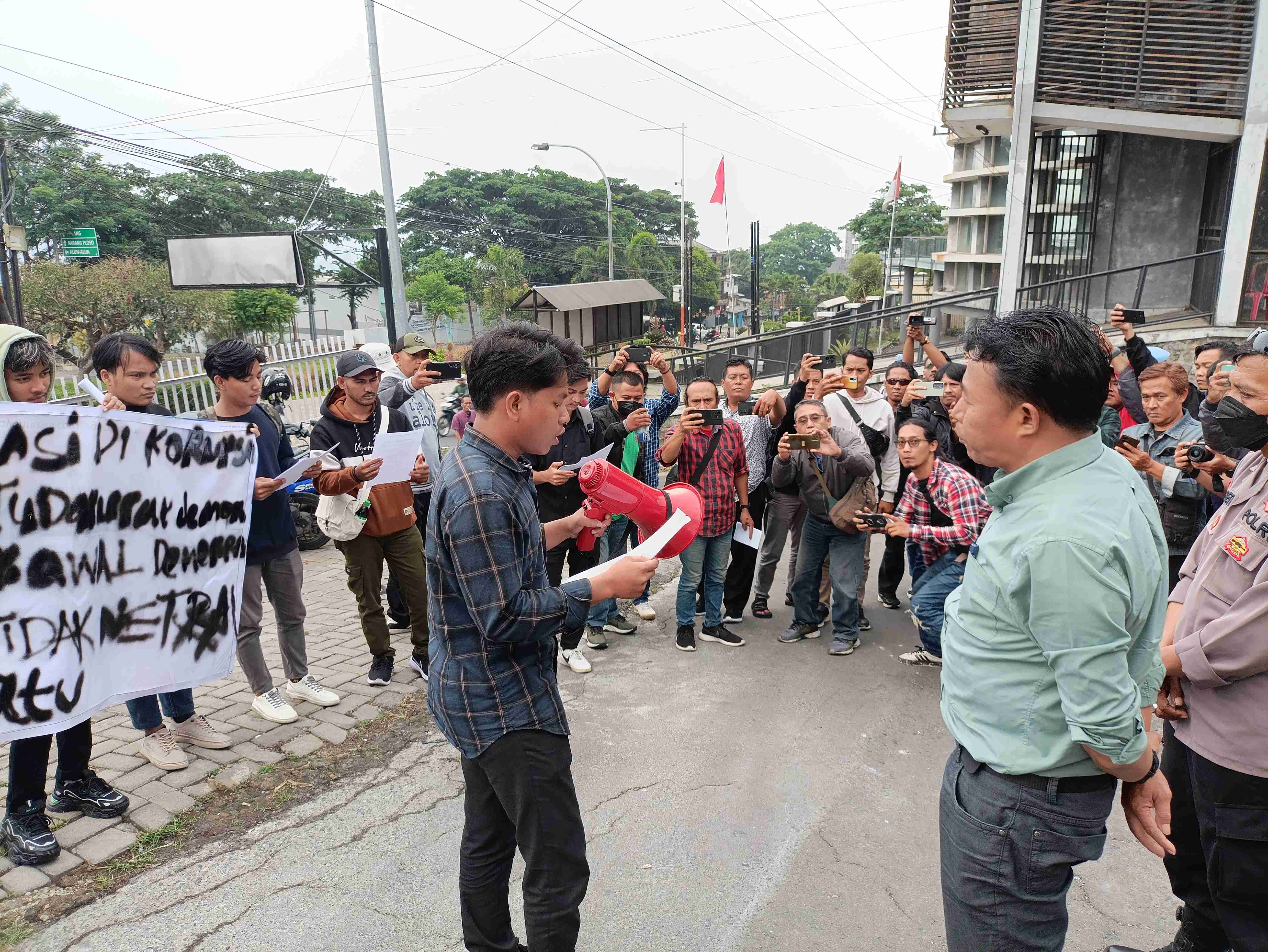 Demonstran 'Bayaran' Serang KPU Batu, Tidak Kuasai Materi Balik Kanan Karena Malu