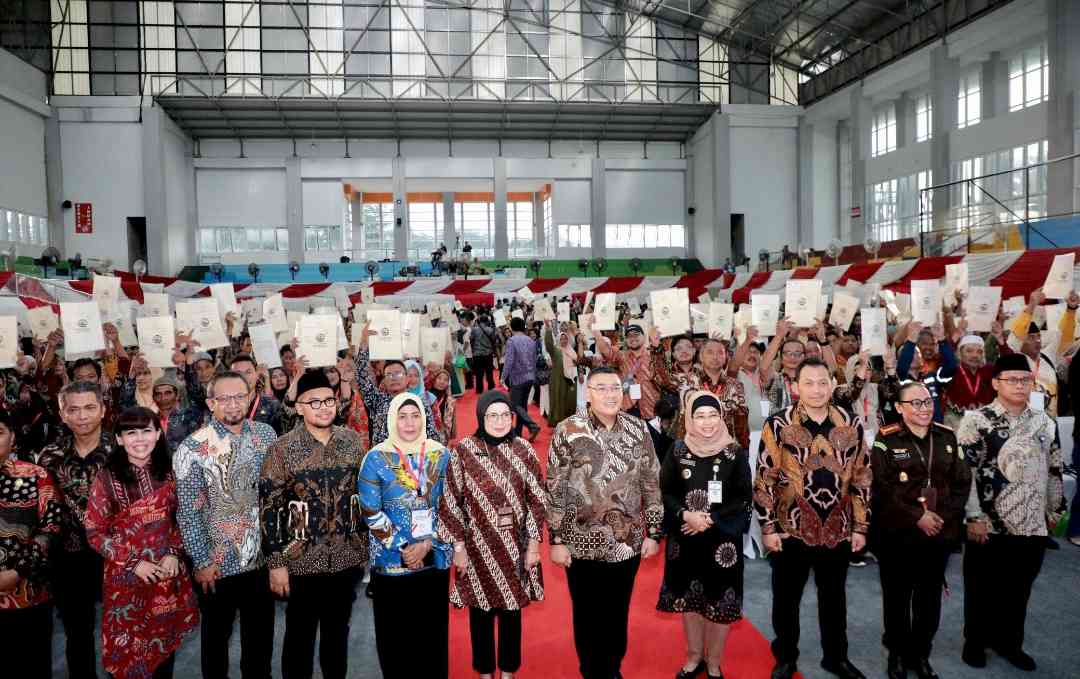 Serahkan 1.571 Sertipikat Elektronik di Kabupaten Batang, Wamen Ossy: Bentuk Komitmen Tingkatkan Layanan Pertanahan