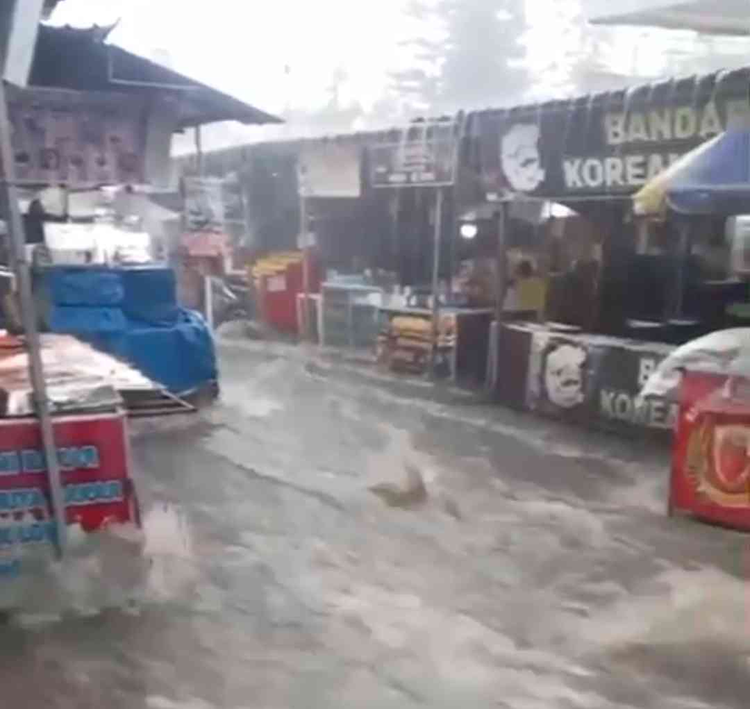 Intensitas Hujan di Kota Batu Paksa PKL Tidak Merasakan Dampak Ekonomi Nataru