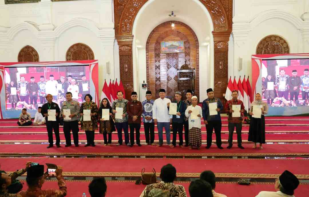 Nusron Wahid Serahkan 1.334 Sertipikat Tanah Wakaf se-Banten