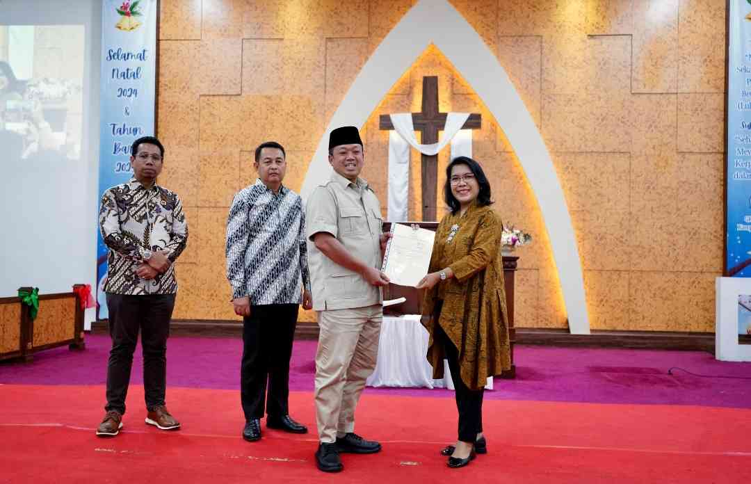 Berkat Natal, Nusron Wahid Serahkan Sertipikat untuk Gereja yang Berdiri sejak 1968