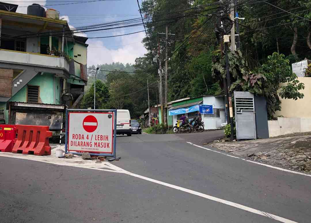 Acuhkan Rambu Larangan, Jalur Alternatif Klemuk Masih Dipadati Kendaraan Roda 4