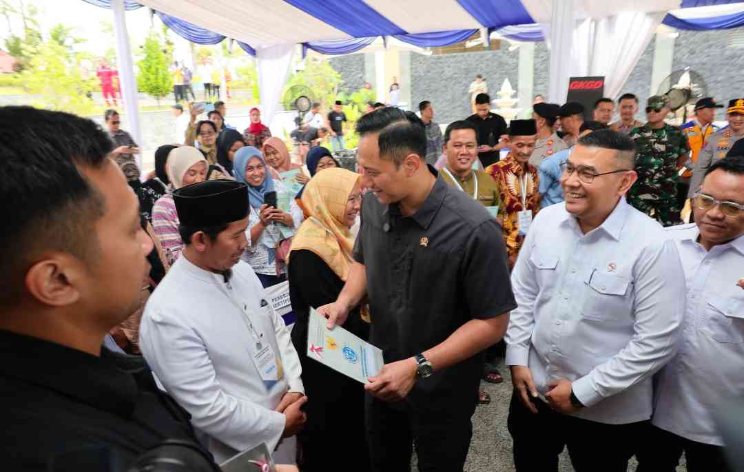Tegaskan Kepastian Hukum Tanah Warga Negara, AHY dan Ossy Serahkan Setipikat Tanah untuk Warga Lebak