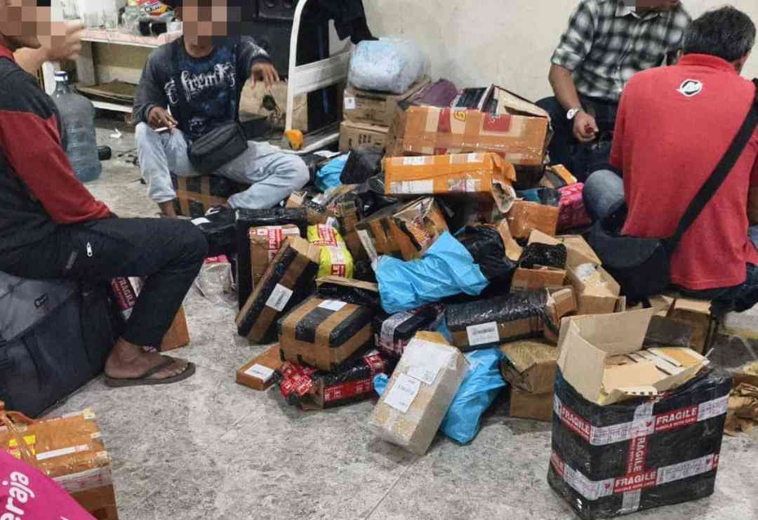 Tim Bea Cukai Malang Gagalkan Pengiriman Rokok Ilegal dan Arak Bali Berbagai Merek