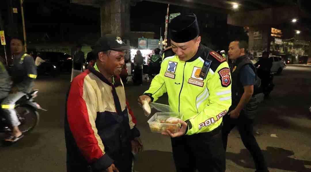 Polresta Malang Kota dan IMM Gelar Sahur On The Road, Kombinasi Patroli Keamanan dan Bakti Sosial
