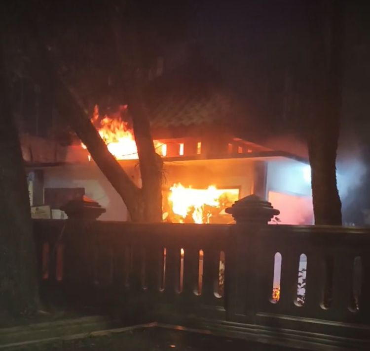 Polresta Malang Kota Kecolongan, Demo di Hari Minggu, Massa Bakar Kantor DPRD