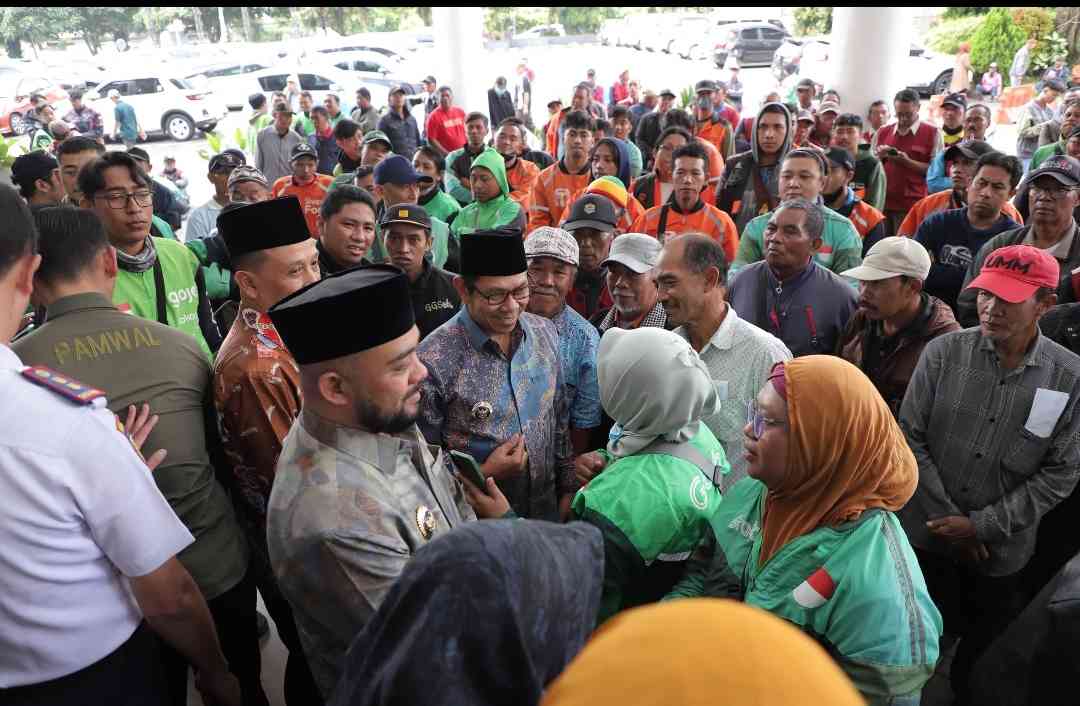 Pemerintahan mBatu SAE Peduli Masyarakat Pekerja Sektor Transportasi