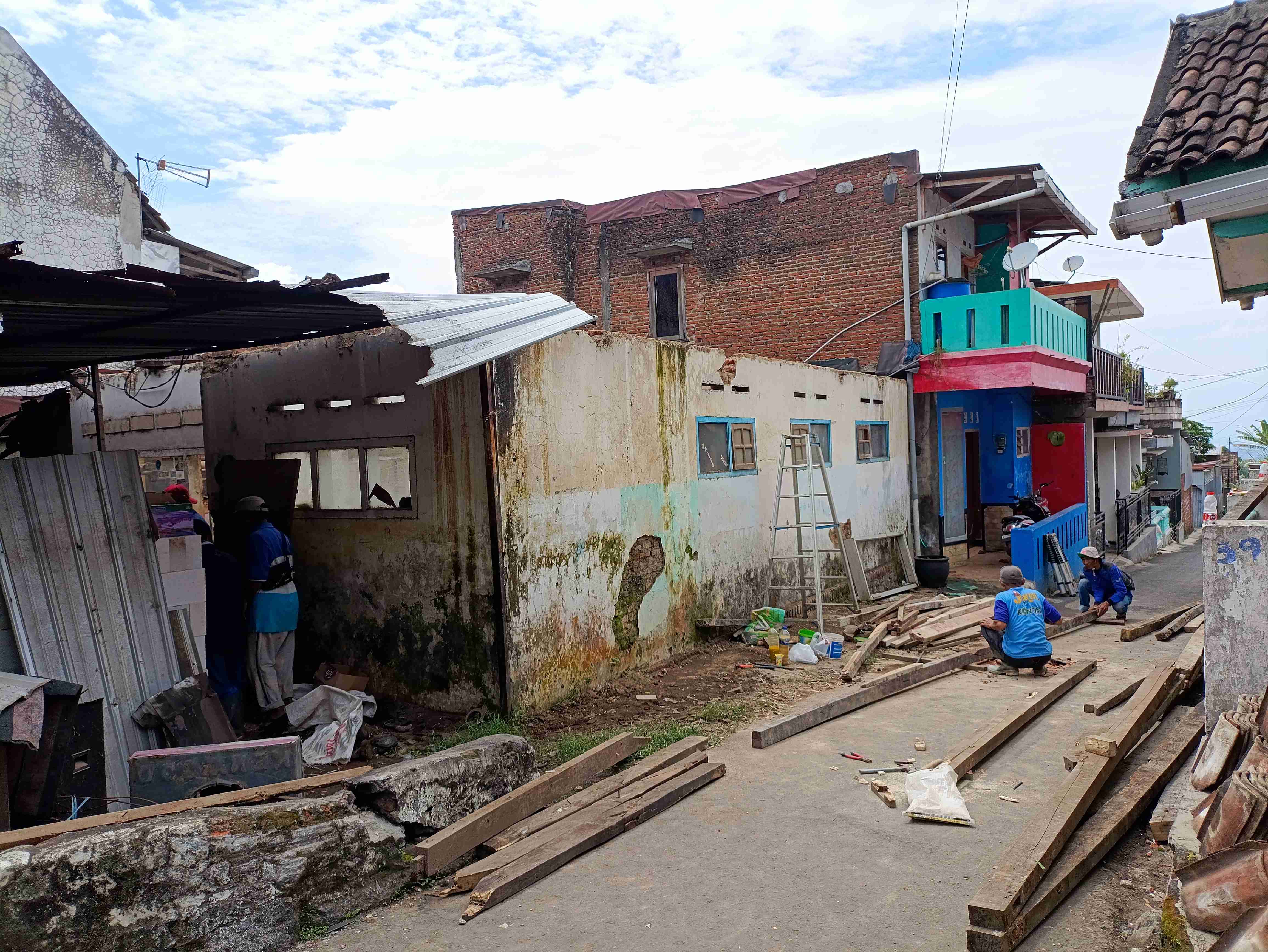 Para Santri Gus Gendeng Bedah Rumah Tidak Layak Huni di Kota Batu
