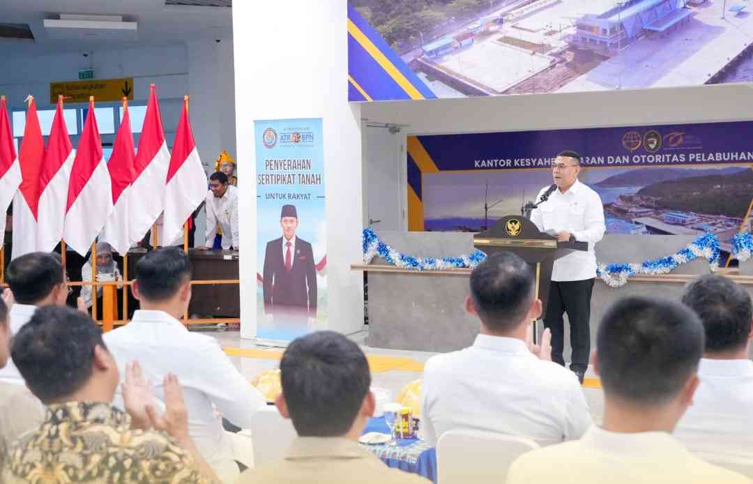 Wamen ATR/Waka BPN Ossy Dermawan, dalam momen penyerahan 160 sertipikat tanah kepada masyarakat dan Pemda Sulteng. Rabu (09/07/2025). (ADV)