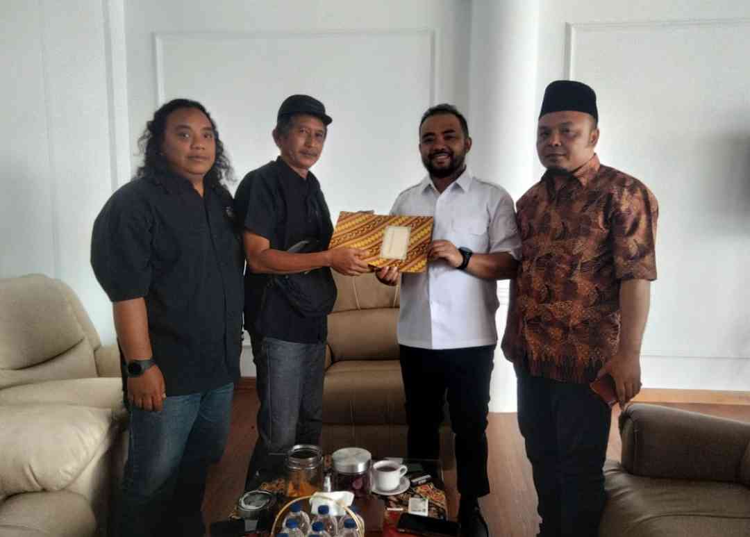 Wawali Batu Terima Pengembalian Hadiah Turnamen Badminton Wali Kota Batu Open 2025