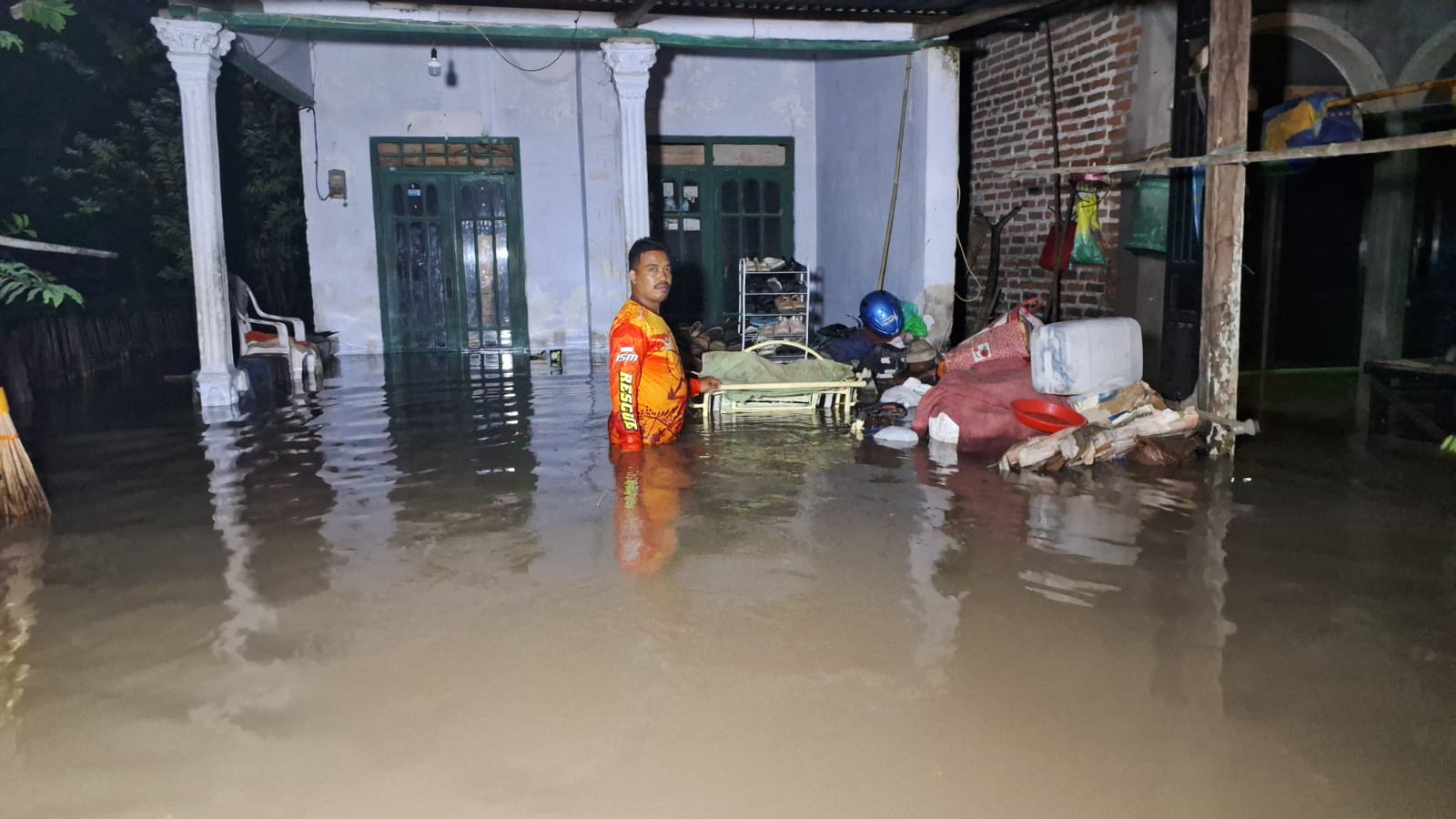 Malam Takbir Idulfitri, Puluhan Rumah di Mojoanyar Kebanjiran Akibat Tanggul Sungai Jebol