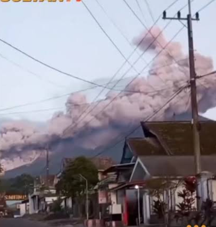 Gema Takbir Beriring Letusan, Gunung Semeru Erupsi Saat Idulfitri 1447 H