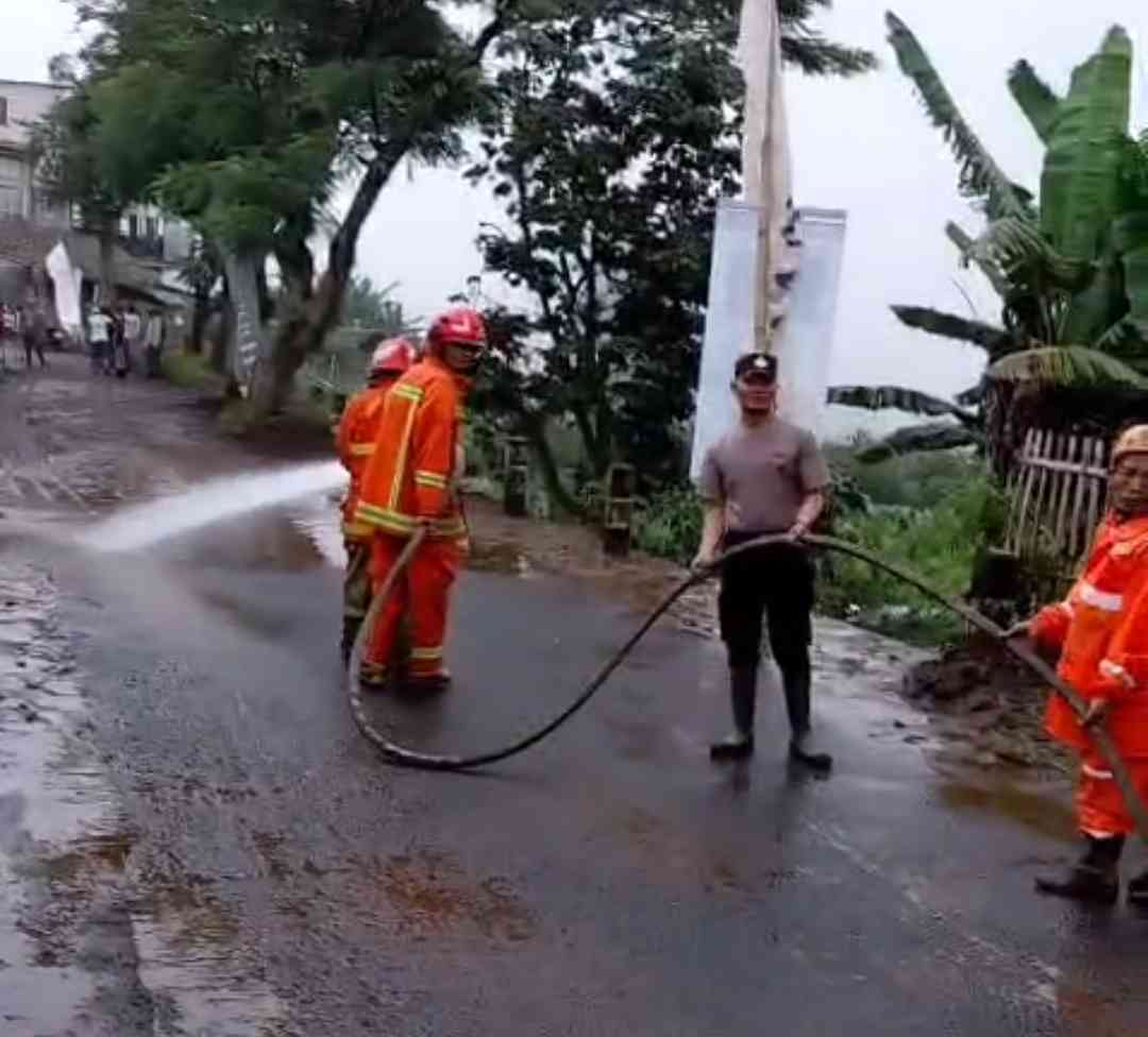 Hujan Deras Picu Banjir Lumpur di Kecamatan Bumiaji Kota Batu, Akses Menuju Selecta Sempat Terganggu