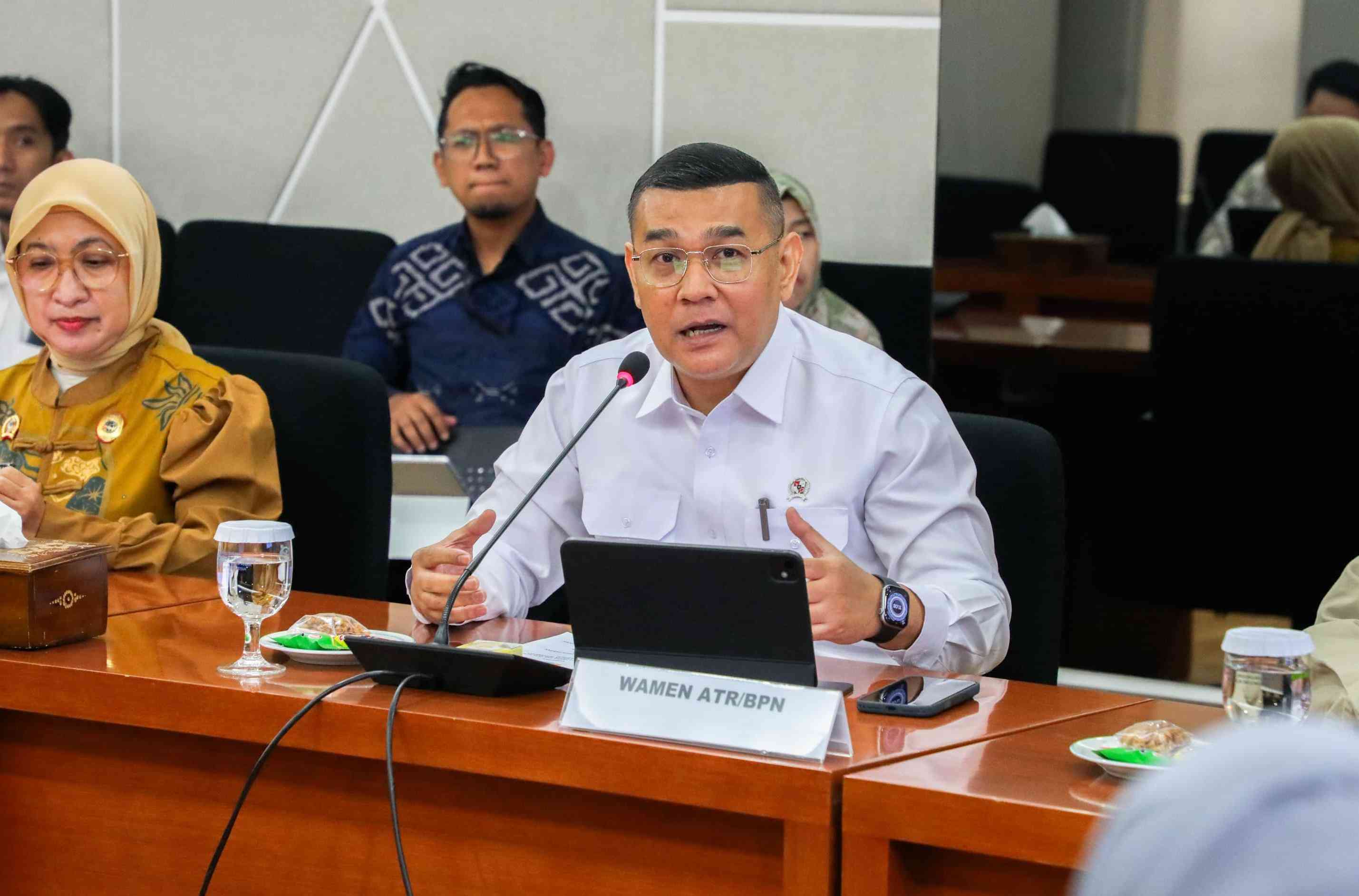 Ossy pimpin rapat koordinasi yang digelar di Kantor Kementerian PPPA, Selasa (07/04/2026). (ADV)