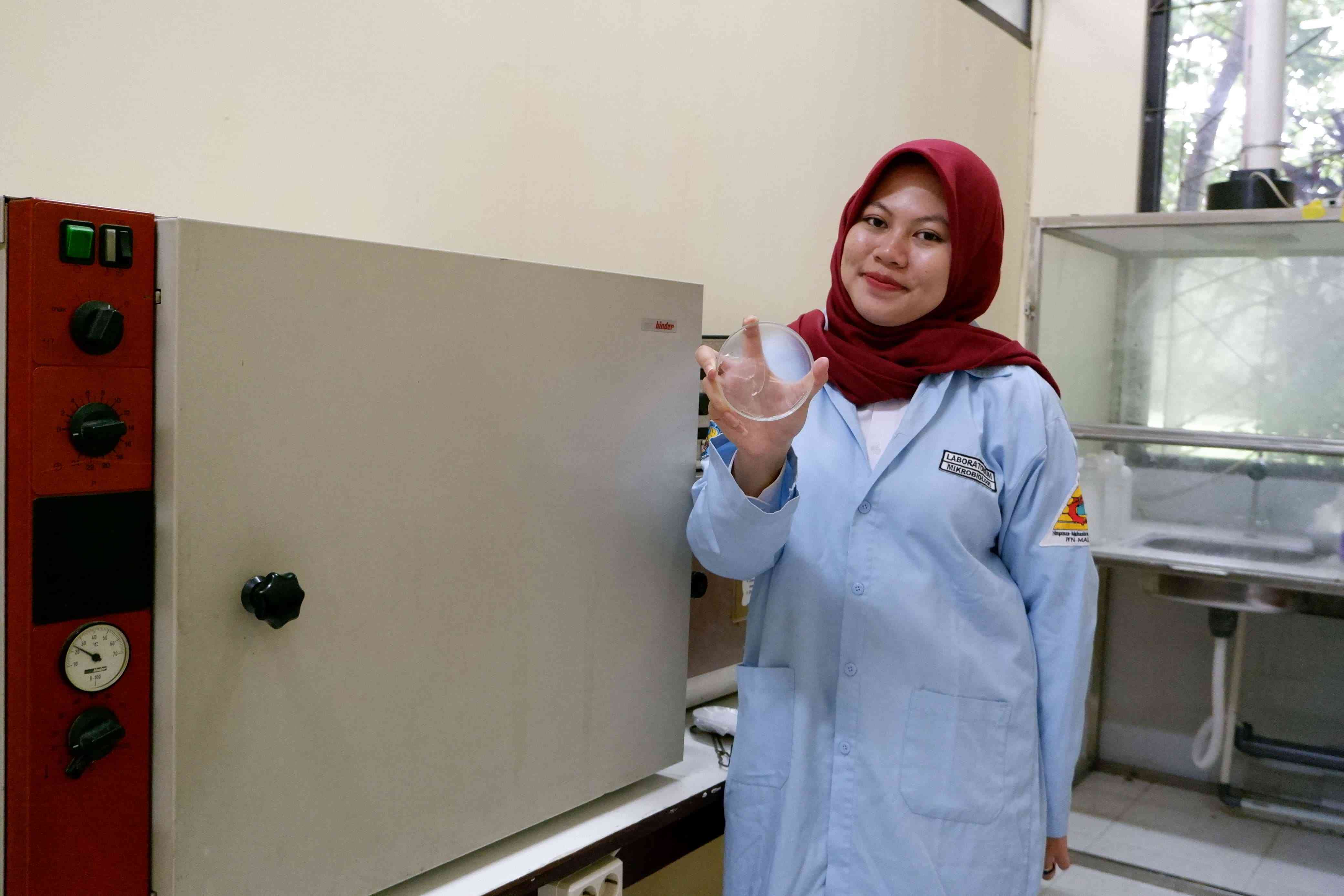 Mahasiswi ITN Malang Ciptakan “Plastik” yang Bisa Dimakan, Raih Predikat Lulusan Terbaik