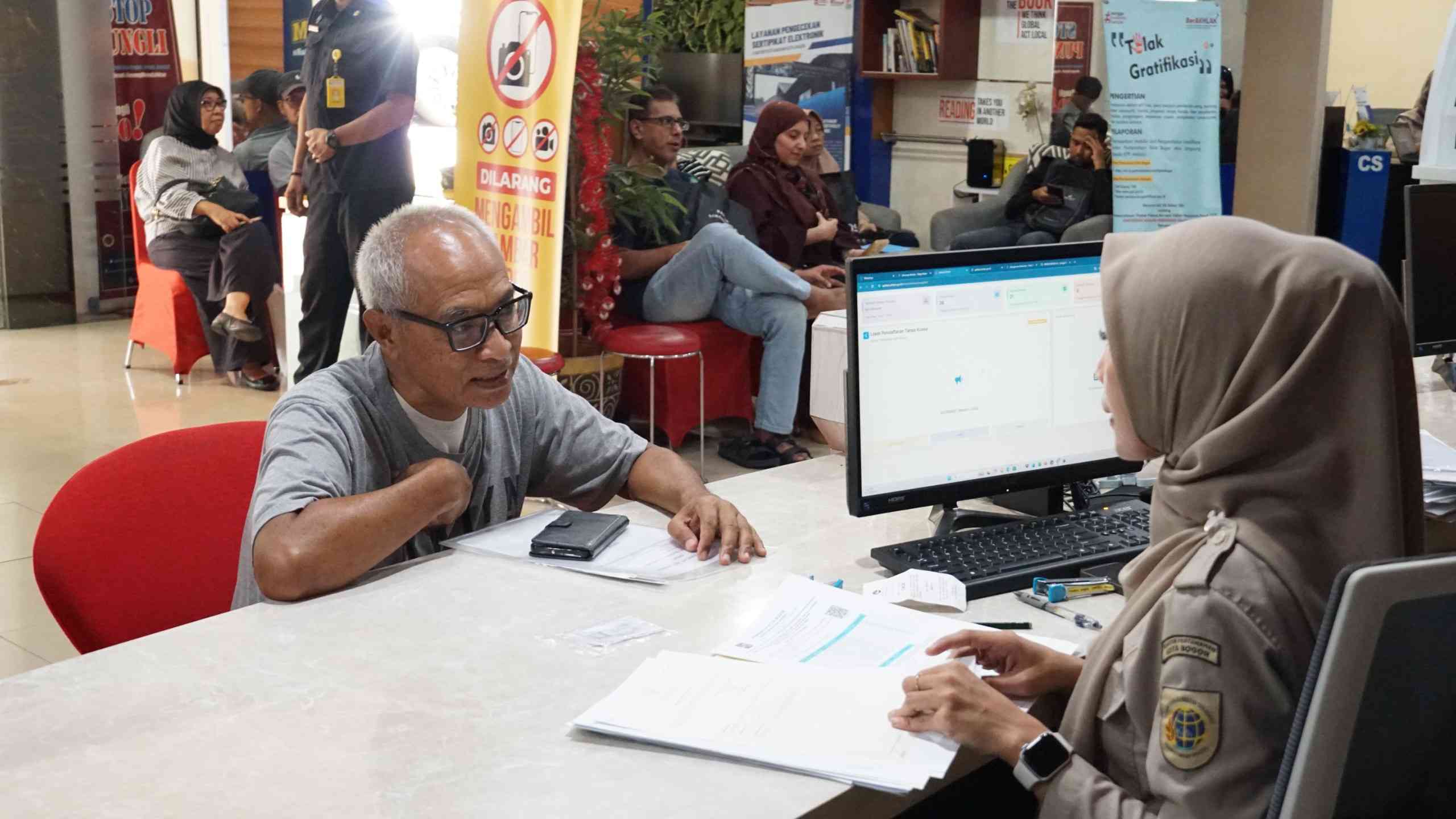 Sutrisno memilih mengurus sendiri proses peningkatan hak atas tanahnya tanpa menggunakan jasa notaris. Senin (8/6/2026). (ADV)